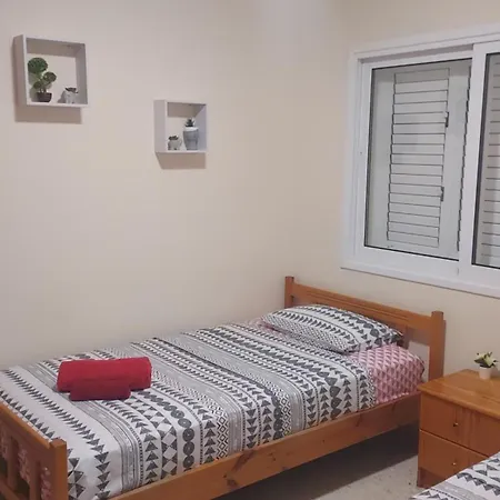 Sea Breeze Maisonette דירה *