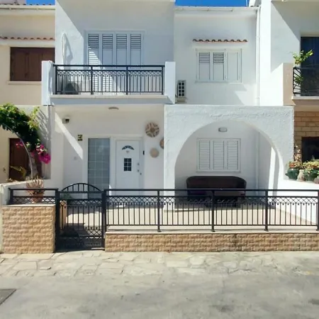 Sea Breeze Maisonette דירה *