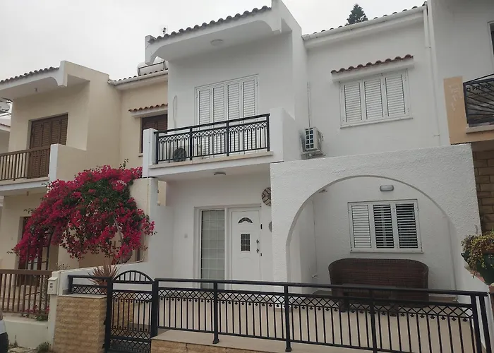 Sea Breeze Maisonette דירה *