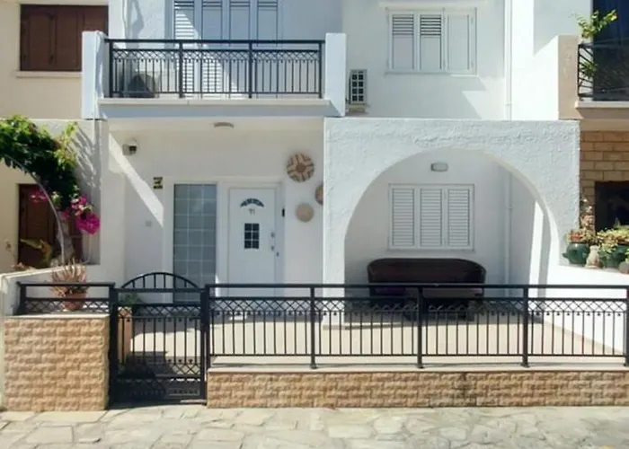 Sea Breeze Maisonette דירה *